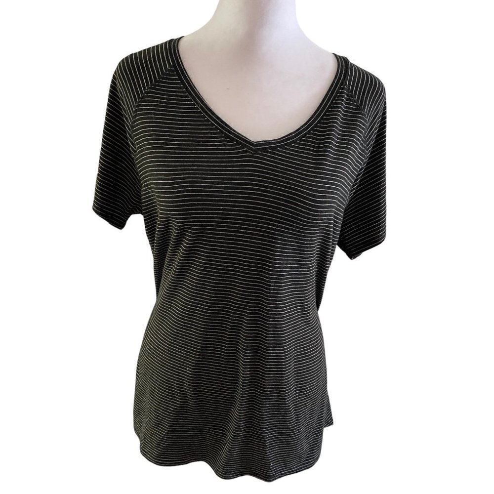 Black and White Basic V-neck Top Size Large